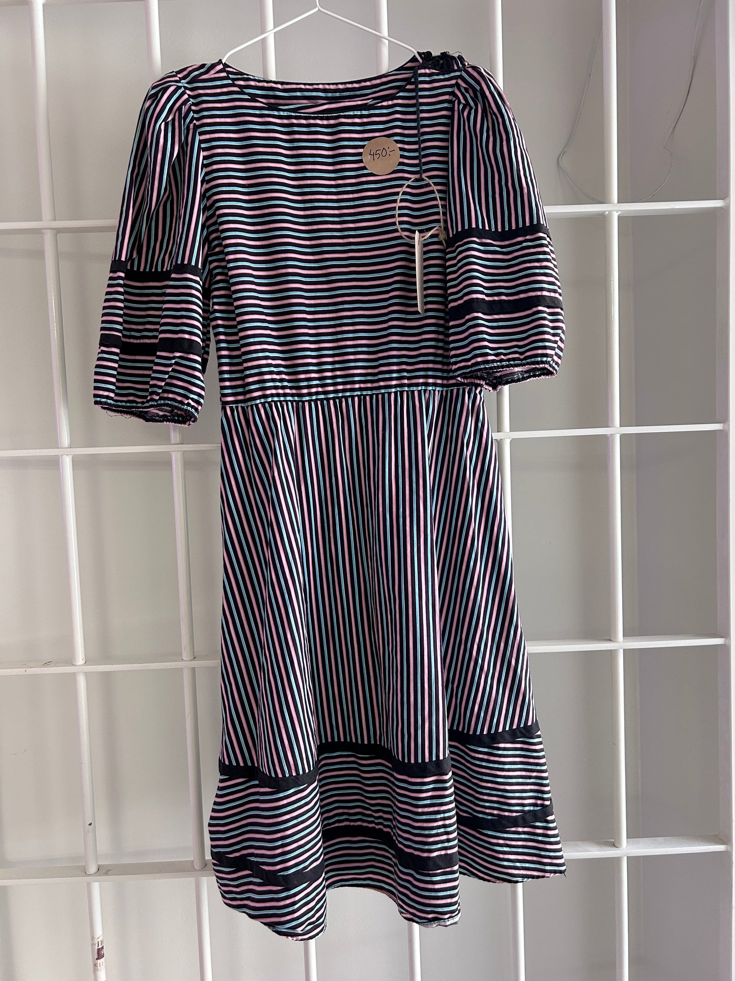 Klänning randig med puffärm