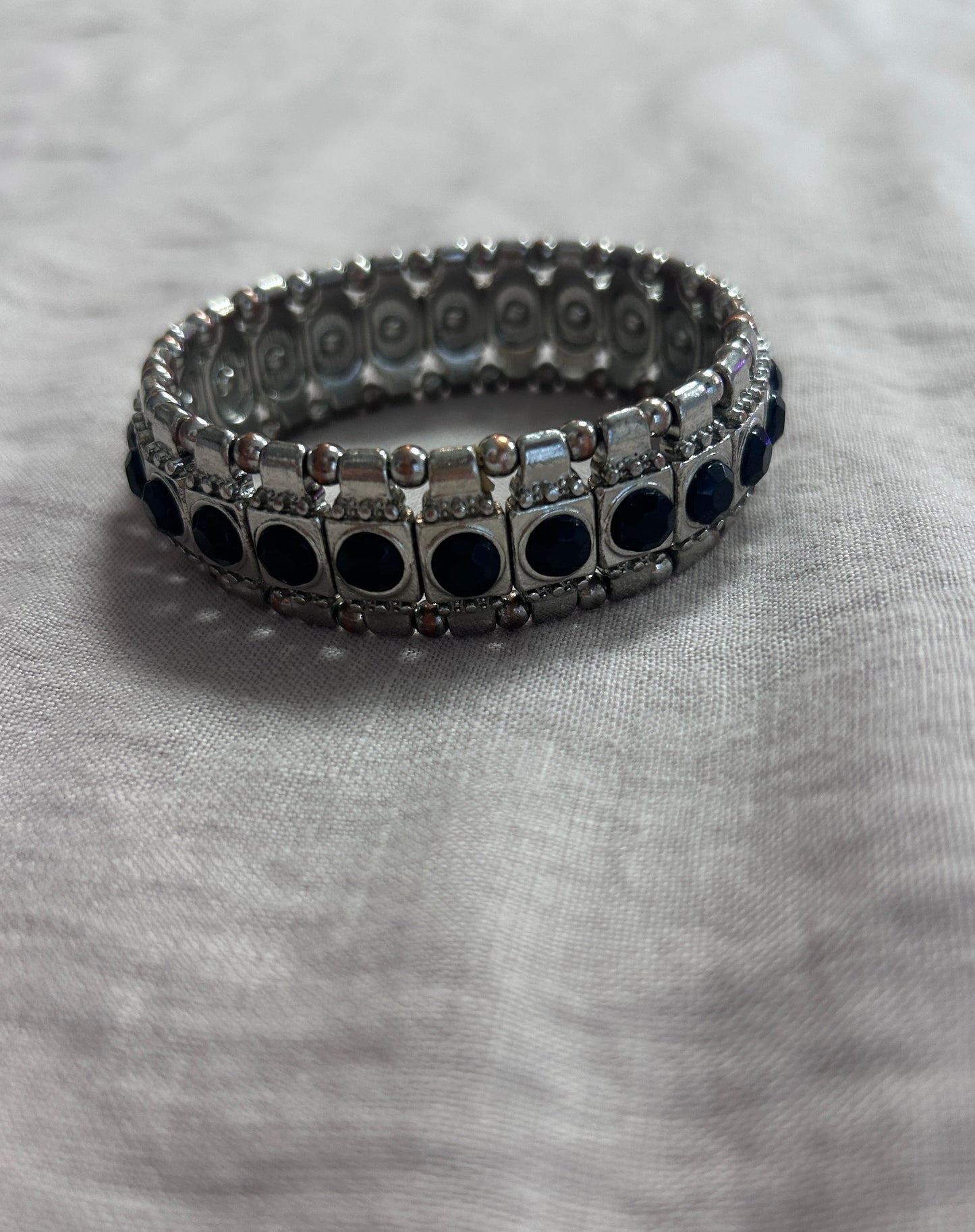Armband med svarta stenar