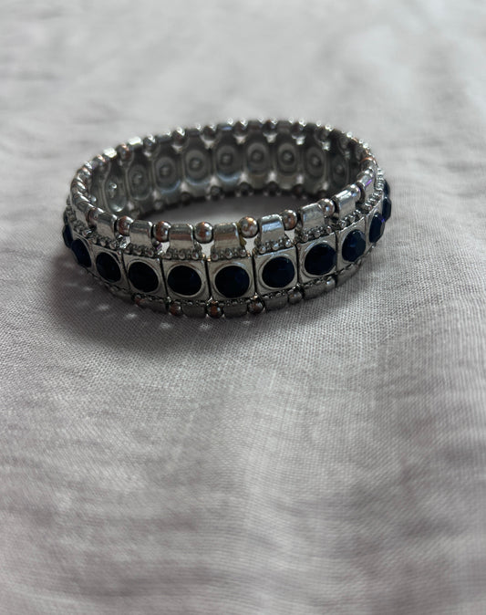 Armband med svarta stenar