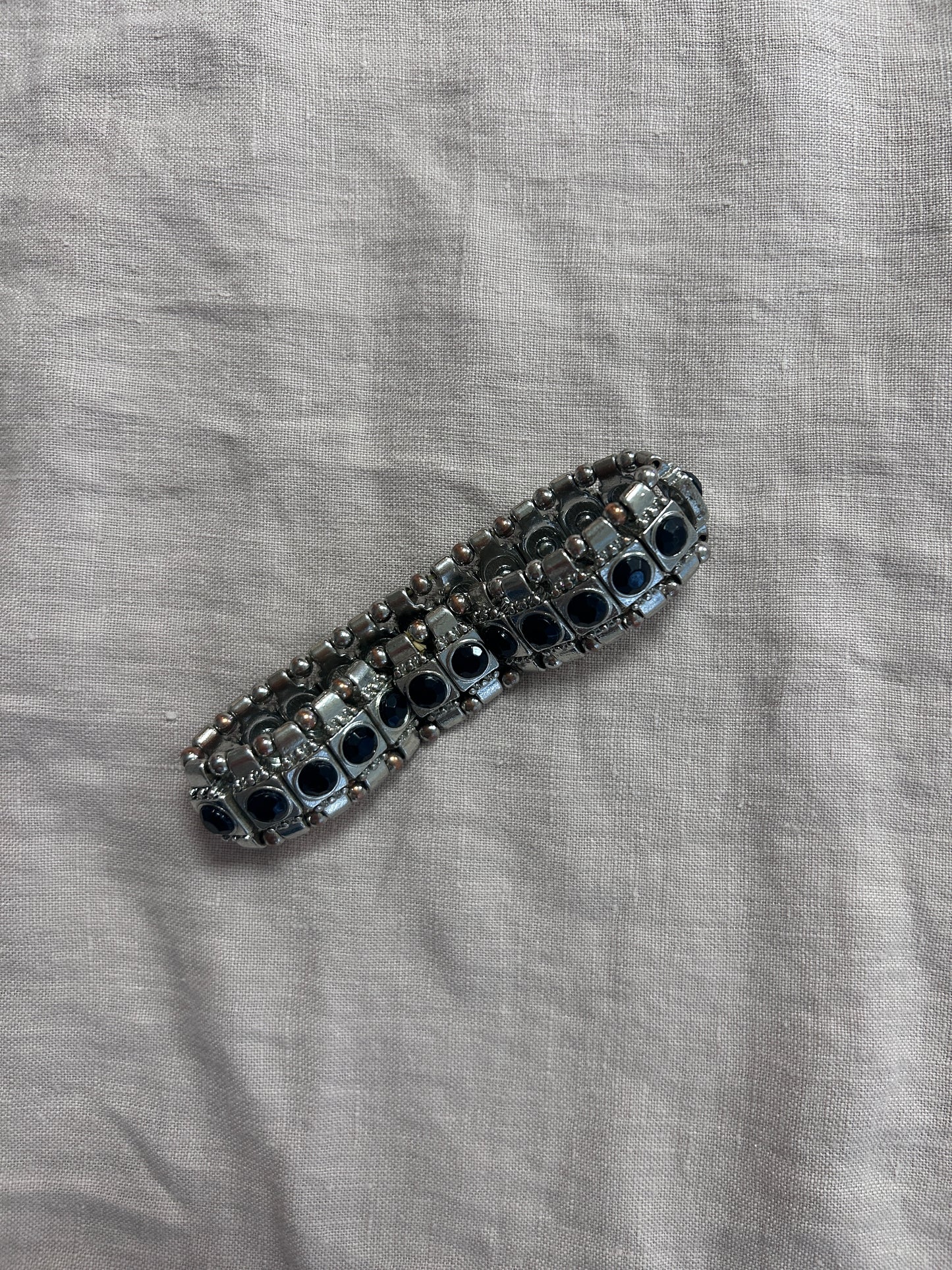 Armband med svarta stenar