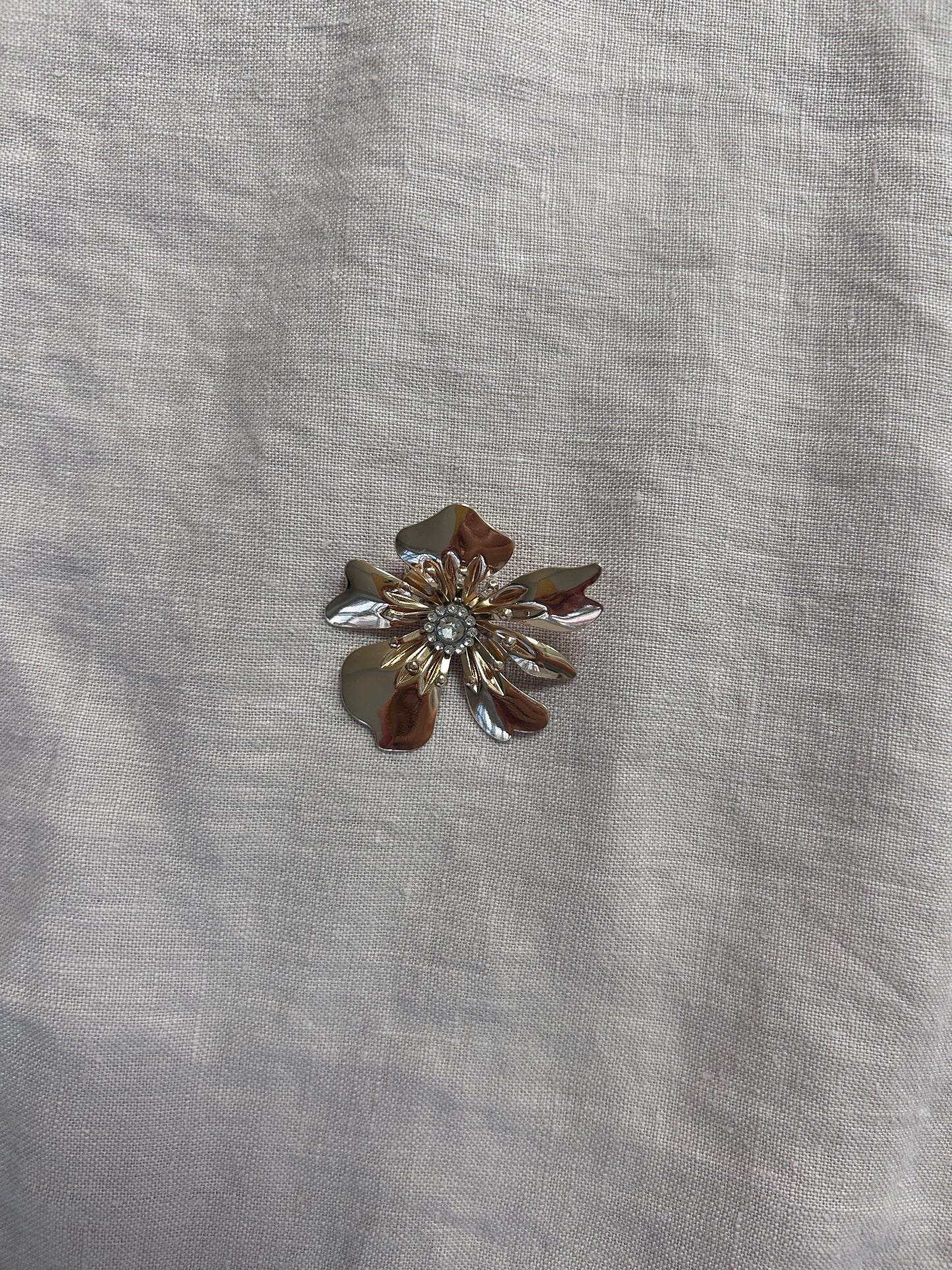 Brosch - blomma med stendetalj